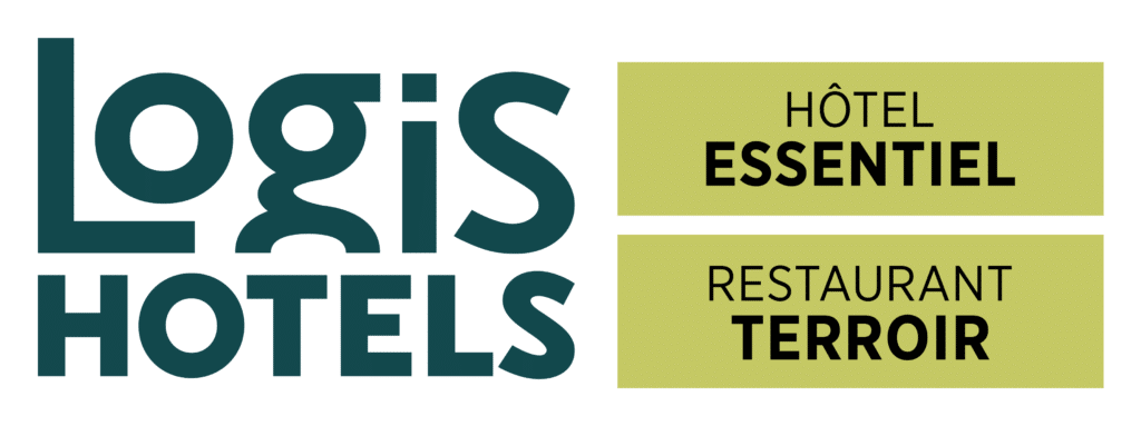 Logo du réseau Logis Hôtels Restaurants, en typographie moderne de couleur blanche sur fond vert, soulignant l'appartenance de l'Hostellerie des Lauriers à cette chaîne reconnue d'hébergement et de restauration.