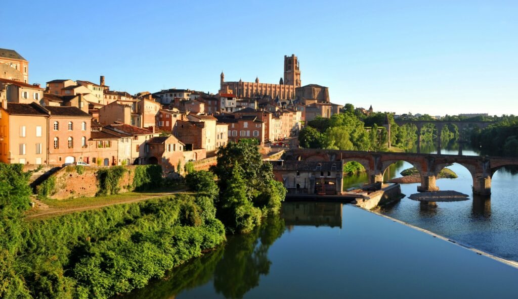 Vue majestueuse de la cathédrale Sainte-Cécile d'Albi à quelques kilomètres de l'Hostellerie des Lauriers, mettant en valeur son architecture gothique impressionnante et sa présence imposante au cœur de la ville.